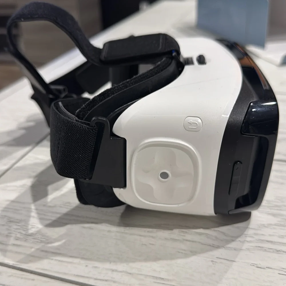 Samsung Gear VR Headset - Black and White